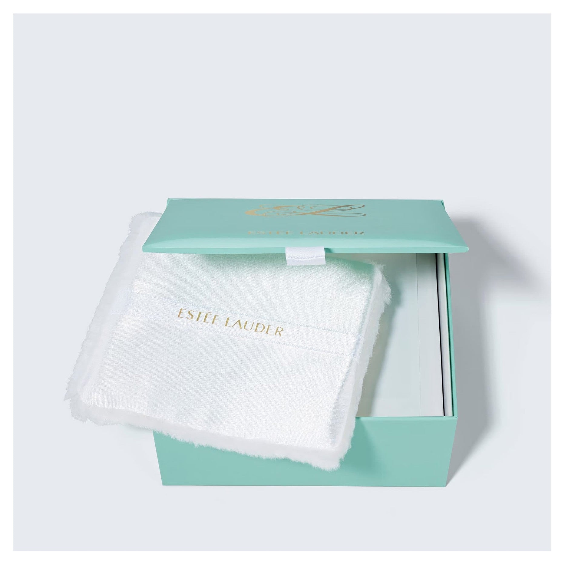 https://bloomingdales.ae/on/demandware.static/-/Sites-bloomingdales-master-catalog/default/dw4a9030eb/sfcc-new-blm-production/2/1/3/2/1/213215644_FR.jpg